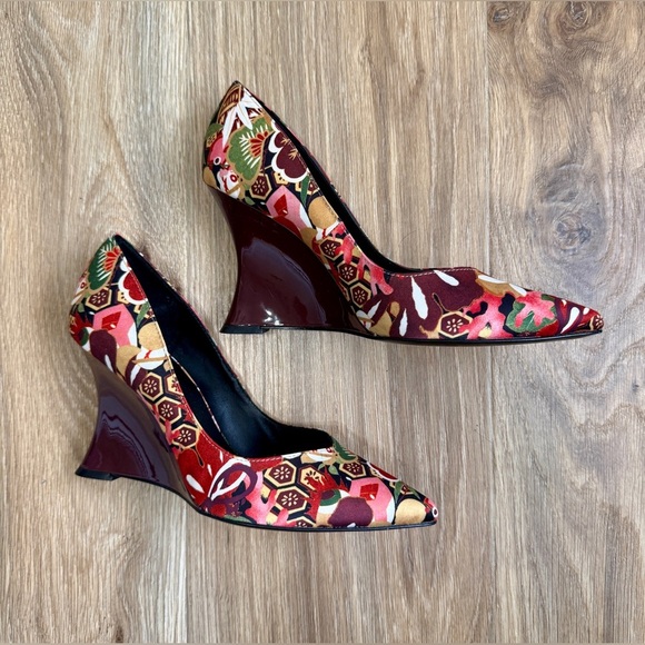 NATORI BLACK PINK FLORAL POINTED WEDGE PUMPS SIZE 9M MSRP $245 NWOB - Picture 4 of 7